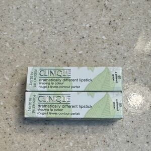 Clinique Dramatically Different Lipstick - A different Grape- set of 2
